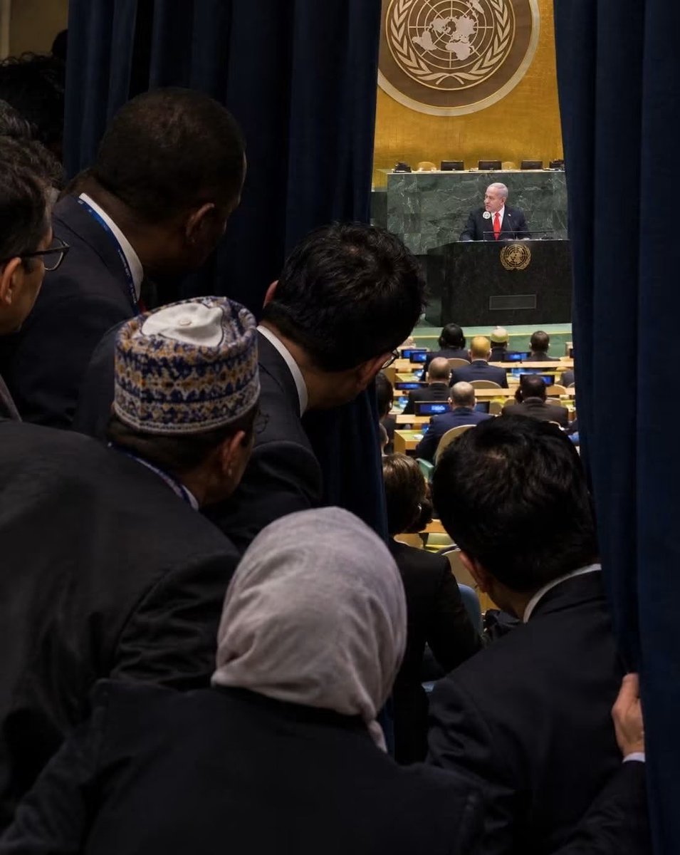 ingela56579322's tweet photo. Actual photo of those who walked out on Bibi, carefully listening outside.
Mossad watched them closely https://t.co/IieFROn2fj