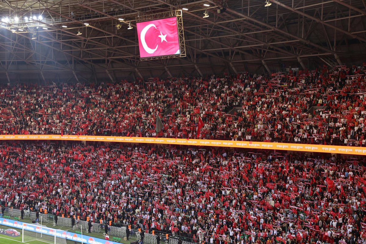 ProfDrHulagu's tweet photo. Bu akşam Kocaeli’mizde Millî Takım heyecanını yaşadık. 🇹🇷

UEFA Uluslar A Ligi’ndeki ilk maçında Fransa’yı şehrimizde ağırlayan A Millî Futbol Takımımızı tribünden destekledik.

Sahadan istediğimiz başlangıcı yapamasak da Ay-Yıldızlı formamız için son ana kadar mücadele eden Bizim Çocuklar’ın yanındayız.

Millî Takımımıza bundan sonraki karşılaşmalarında başarılar diliyorum. 🇹🇷