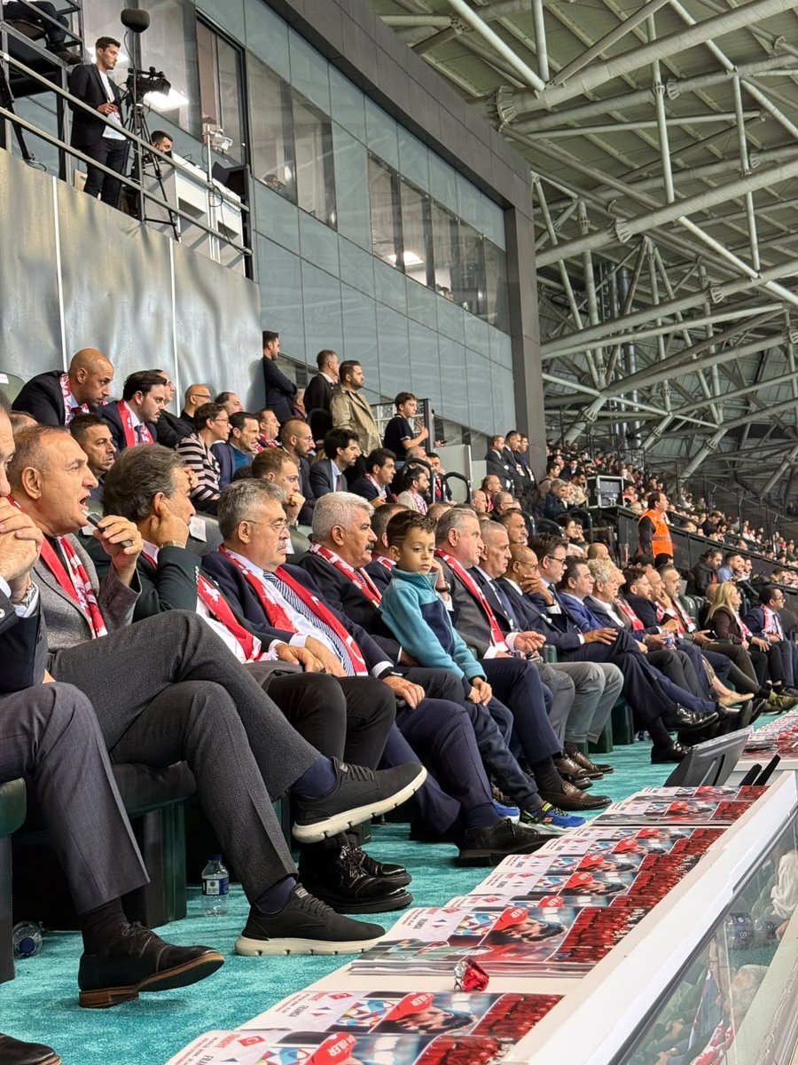 ProfDrHulagu's tweet photo. Bu akşam Kocaeli’mizde Millî Takım heyecanını yaşadık. 🇹🇷

UEFA Uluslar A Ligi’ndeki ilk maçında Fransa’yı şehrimizde ağırlayan A Millî Futbol Takımımızı tribünden destekledik.

Sahadan istediğimiz başlangıcı yapamasak da Ay-Yıldızlı formamız için son ana kadar mücadele eden Bizim Çocuklar’ın yanındayız.

Millî Takımımıza bundan sonraki karşılaşmalarında başarılar diliyorum. 🇹🇷