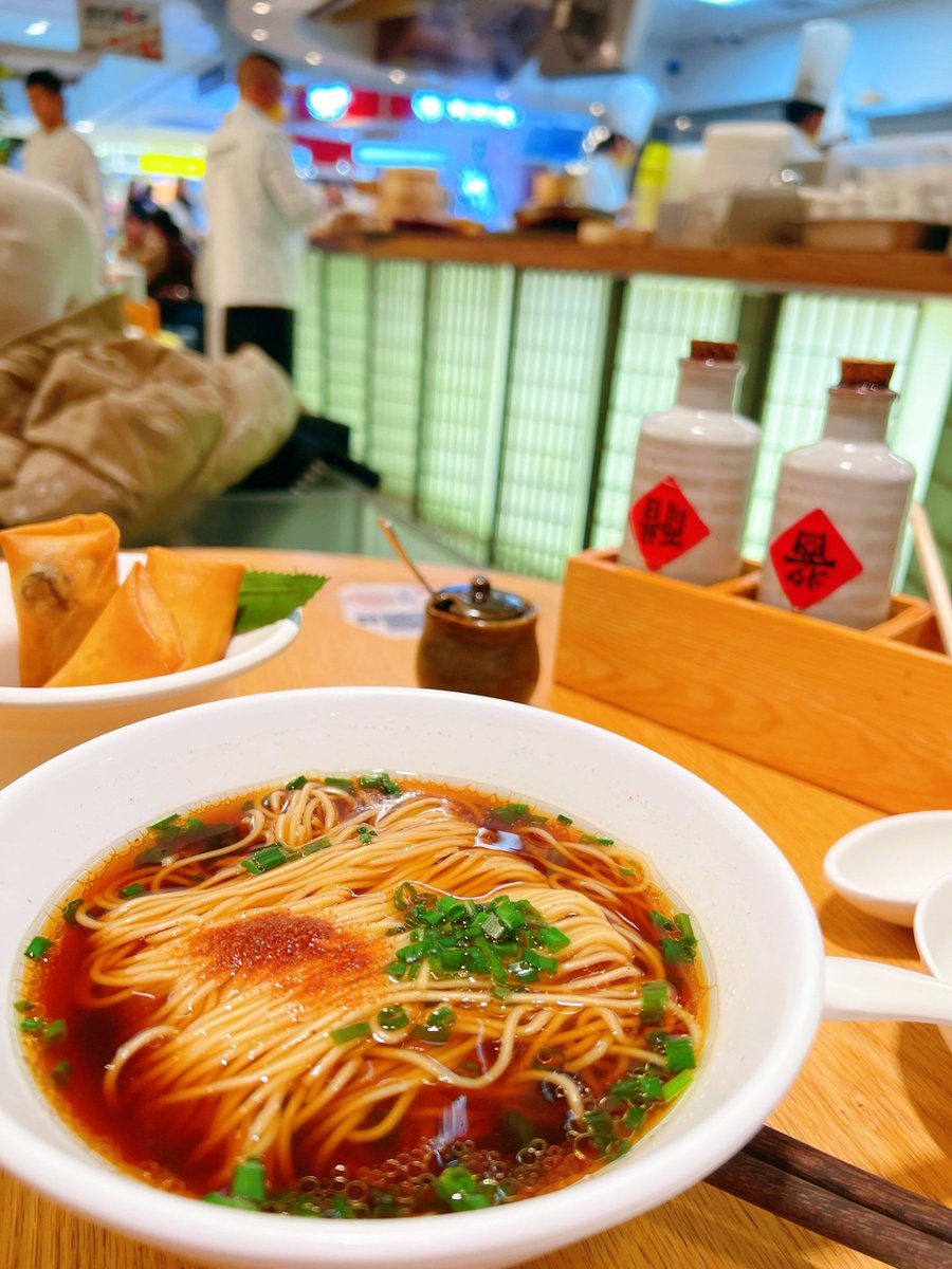 EtsukoReadiuq6's tweet photo. Midnight noodles, soft glow, quiet hum—small warmth that wraps around your tired soul after a long day.  #LateNightEats https://t.co/VQIV6LwX0R
