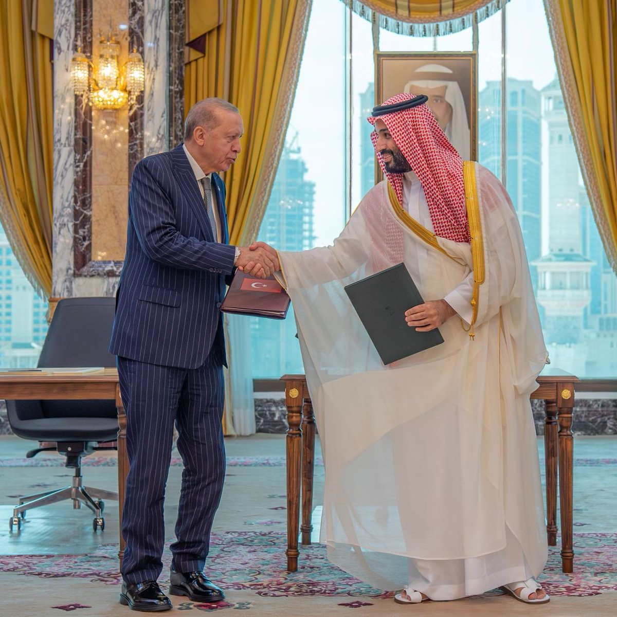 Mohaewn's tweet photo. يا للأسف... في الوقت اللي كنا ننتظر فيه أن تهاجم تركيا إسرائيل، فإذا بالسعودية تدفعها لتهاجم اليمن!

بدل ما تكون البوصلة نحو إسرائيل، تنقلب على اليمن... ما أقسى هالتناقض!

#اتفاقية_مكة #اردوغان #ترامب
#اليمن #السعودية #تركيا #إسرائيل https://t.co/FyNPMDDFq9
