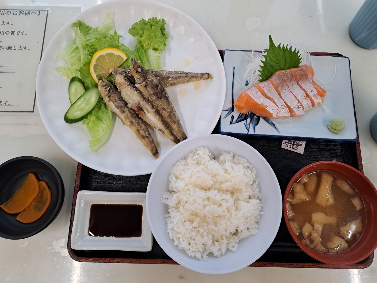kenboy8465's tweet photo. 今朝は衝動的に
市場食堂へ
何にするか決まって無かったので
日替り定食で
サーモン刺身
めひかり空揚げ
頂きました。
ご飯も美味しい😋🍴💕
いい朝ごはんになりました。

ご馳走様でした。 https://t.co/6ScrJFUX1r