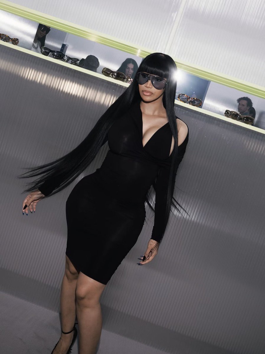 BardiUpdatess's tweet photo. Cardi B at the Off-White’s ‘10x10 Icons Reimagined’ Milan Fashion Week exhibit. 🤍 https://t.co/8dWHv3ZSEu