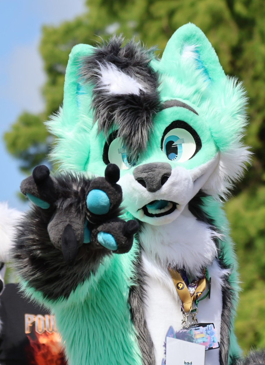 MintyWafflesky's tweet photo. Uhhh I was about to miss #FursuitFriday, and some might say "Oh it's too late, it's no longer Friday", WELL IT'S FRIDAY SOMEWHERE BABY

So lemme come here for a quick little wave while I zoom into saturday!

📷: leek-soup ( at🟦☁️) https://t.co/cjPlvUqp4g