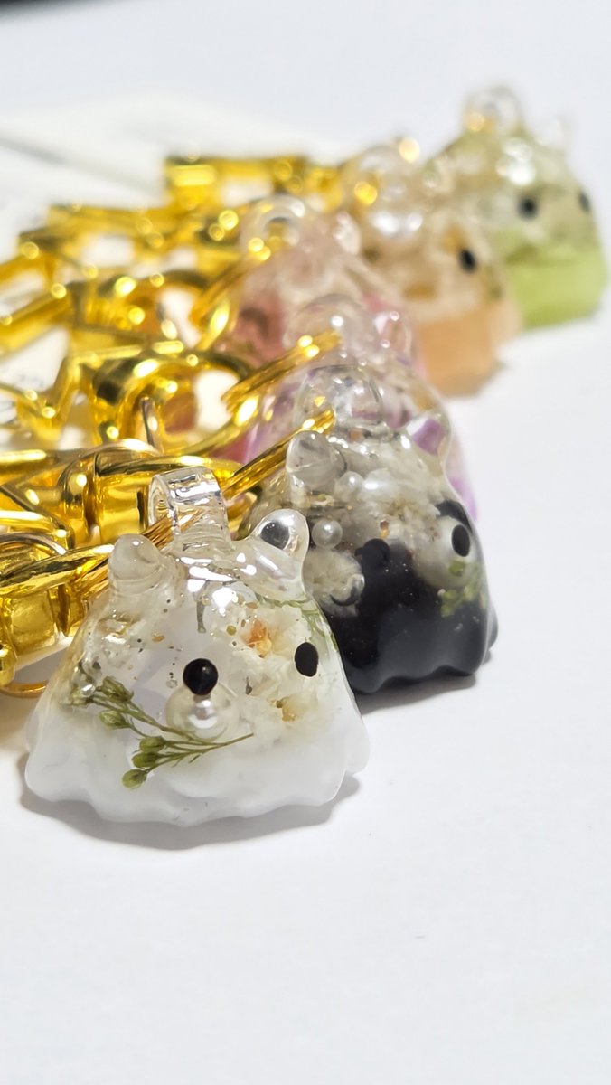 hand_vel's tweet photo. おはようございます✨
本日は小倉ハンドメイドマルシェに出店します！【A-121】の角ブースにいますよー！今回はヘアクリップの他にもメンダコちゃん、肉球キーホルダーも販売してます♥お昼は大雨予報なんですが…☔屋内なので安心！ぜひ遊びに来てくださいね！！！ https://t.co/RNacTPun5A