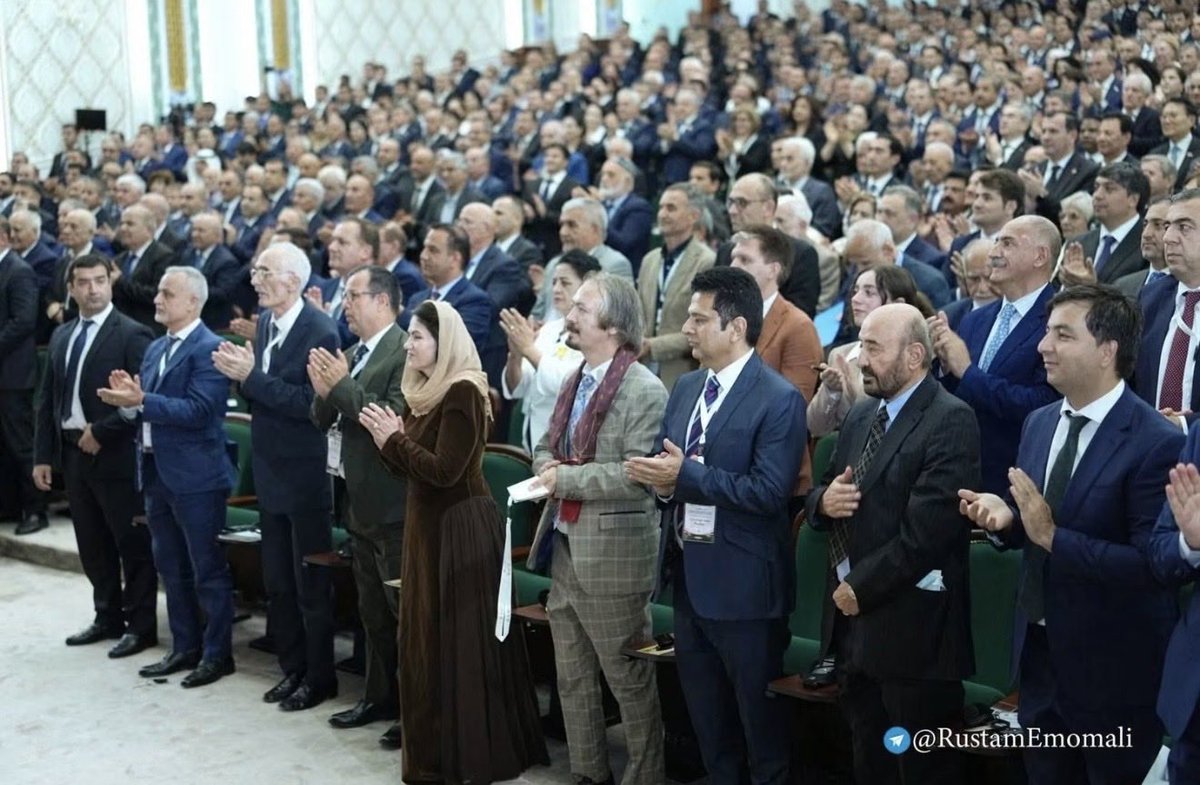 a_barez's tweet photo. گزارش سفر به دوشنبه و شرکت در سی‌وپنجمین سالگرد استقلال جمهوری تاجیکستان 

ورود به دوشنبه و استقبال گرم میزبانان:
ساعت یک بامداد روز ششم سپتامبر، هواپیما در فرودگاه بین‌المللی دوشنبه به زمین نشست.
مهمانداران با لهجه شیرین تاجیکی/ فارسی به ما خوش‌آمد گفتند و مسافران را به بخش ویژه فرودگاه راهنمایی کردند. پس از انجام مراحل اداری و بررسی گذرنامه‌ها، در ویزای ورودی شهروندان بریتانیا مشکلی پیش آمد که با توجه و همکاری مهمانداران حل شد. سپس با موترهایی که برای انتقال مهمانان تدارک دیده شده بود، راهی هتل «حیات» شدیم.

در این پرواز و پروازهای بعدی، جمعی از شخصیت‌های فرهنگی، نویسندگان، شاعران، پژوهشگران و فعالان فرهنگی، سیاسی و رسانه‌ای به دوشنبه آمدند. همه ما به دعوت آکادمی علوم تاجیکستان و انجمن تاجیکان و فارسی زبانان جهان «پیوند» برای شرکت در مراسم سی‌وپنجمین سالگرد استقلال این کشور سفر کرده بودیم.

به گفته مهمانداران، ۲۷۰ تن از فرهیختگان و فارسی‌زبانان و غیرفارسی‌زبانان از سراسر جهان برای شرکت در جشن سی‌وپنج‌سالگی استقلال تاجیکستان دعوت شده بودند.

فرودگاه دوشنبه در مقایسه با فرودگاه‌های بزرگ جهان، بسیار کوچک است، اما فضایی جمع‌وجور و دل‌نشین دارد. برای من، گرمی استقبال و پذیرایی در بخش ویژه، خستگی راه را از تن می‌زدود. در سالن انتظار، فرصت دیدار با مهمانداران و دوستانی که از کشورهای مختلف آمده بودند، فراهم شد که بسیار ارزشمند بود.

نظم و برنامه‌ریزی دقیق میزبانان عالی بود. برای تمام برنامه‌ها، کارت‌های ویژه‌ای از پیش آماده شده بود که مشخصات مهمان، شماره صندلی، محل پذیرایی، ساعت آغاز و محل برگزاری برنامه در آن درج شده بود. همه امور با دقت پیش‌بینی شده بود. برای آن دسته از مهمانانی که با زبان انگلیسی آشنایی نداشتند، تنها مشکل خط سیریلیک بود که آن هم با توجه به ترجمان دیجیتال حل می شد.

برنامه رسمی برای روزهای ۷ الی ۹ سپتامبر ۲۰۲۶ تنظیم شده بود.

صبح روز ۷ سپتامبر ۲۰۲۶: رژه نظامی در میدان استقلال:
رژه نظامی نیروهای امنیتی جمهوری تاجیکستان، با حضور و سخنرانی جلالتمآب امامعلی رحمان، رئیس‌جمهور، اعضای دولت و شخصیت‌های سیاسی و فرهنگی جمهوری تاجیکستان، در میدان استقلال دوشنبه برگزار شد.
بنده در جمع مهمانان کشورهای مختلف جهان در این مراسم اشتراک کردم. دیدن رشد همه‌جانبه و توسعه تاجیکستان برایم خوشایند بود.
سرود ملی تاجیکستان پیش از آغاز رژه نظامی نواخته شد. این لحظه برایم حس خوشایندی داشت؛ هم‌زمان، گلویم را بغض پر کرده بود. تصور می‌کردم که پنج سال پیش، افغانستان نیز نیروی نظامی و نظم دولتی داشت و سرود ملی در روزهای ملی نواخته می‌شد.
با دیدن داشته‌ها و توسعه تاجیکستان، نهایت خوشحال می‌شوم. در عین حال، می‌دانم که با وجود همه اشتراکات فرهنگی، زبانی و تباری که با شهروندان این کشور دارم، برای سفر به این کشور به ویزا نیاز دارم.
در سال‌های خدمتم در سفارت افغانستان در تاجیکستان و تا امروز، شخصاً شاهد تحولات زیادی در همه عرصه‌ها، به‌ویژه در نیروهای منظم نظامی تاجیکستان، بوده‌ام.
به دولت و مردم تاجیکستان تبریک می‌گویم. رشد و توسعه جمهوری تاجیکستان برای همه تاجیکان جهان مایه افتخار است.

بعدازظهر روز ۷ سپتامبر ۲۰۲۶: همایش علمی انجمن تاجیکان و فارسی زبانان جهان «پیوند»:

این همایش با حضور دانشمندان و پژوهشگران تاجیکستان و ۲۷۰ مهمان از ۲۷ کشور جهان برگزار شد.
همایش علمی انجمن تاجیکان و فارسی‌زبانان جهان «پیوند» با عنوان «تاجیکستان مستقل؛ پیونددهندۀ تمدن آریایی» در کاخ وحدت شهر دوشنبه، به ریاست محترم امامعلی رحمان، رئیس‌جمهور جمهوری تاجیکستان و رئیس انجمن تاجیکان و فارسی‌زبانان جهان «پیوند» برگزار شد و من نیز با افتخار در آن شرکت کردم.
اینجانب قرار بود در پنل دوم این همایش، مقاله‌ای با عنوان «دیپلماسی فرهنگی محور جمهوری تاجیکستان؛ بستری مناسب برای رشد فرهنگ و تمدن آریایی» ارائه کنم.
به دلیل کمبود وقت، تعدادی از مقاله‌ها فرصت ارائه نیافتند و مقاله بنده نیز در میان آن‌ها بود. این مقاله را به‌زودی نشر می‌کنم تا دوستان نیز آن را بخوانند.
این گردهمایی فرصتی ارزشمند برای دیدار و تبادل نظر میان دانشمندان و فرهنگیان کشورهای مختلف و تأکید بر اهمیت پیوندهای علمی، زبانی و فرهنگی فارسی‌زبانان بود.

صبح روز ۸ سپتامبر ۲۰۲۶: افتتاح تئاتر ملی و سخنرانی رئیس‌جمهور:

افتتاح تئاتر ملی با سخنرانی محترم امامعلی رحمان، رئیس‌جمهور تاجیکستان، برگزار شد. ایشان سخنرانی اصلی خویش را به مناسبت سی‌وپنجمین سالگرد استقلال جمهوری تاجیکستان، با حضور دیپلمات‌ها، مهمانان، اعضای حکومت و مردم تاجیکستان ایراد کردند.
ده نکته مهم سخنان رئیس‌جمهور محترم امامعلی رحمان: ۱/۴