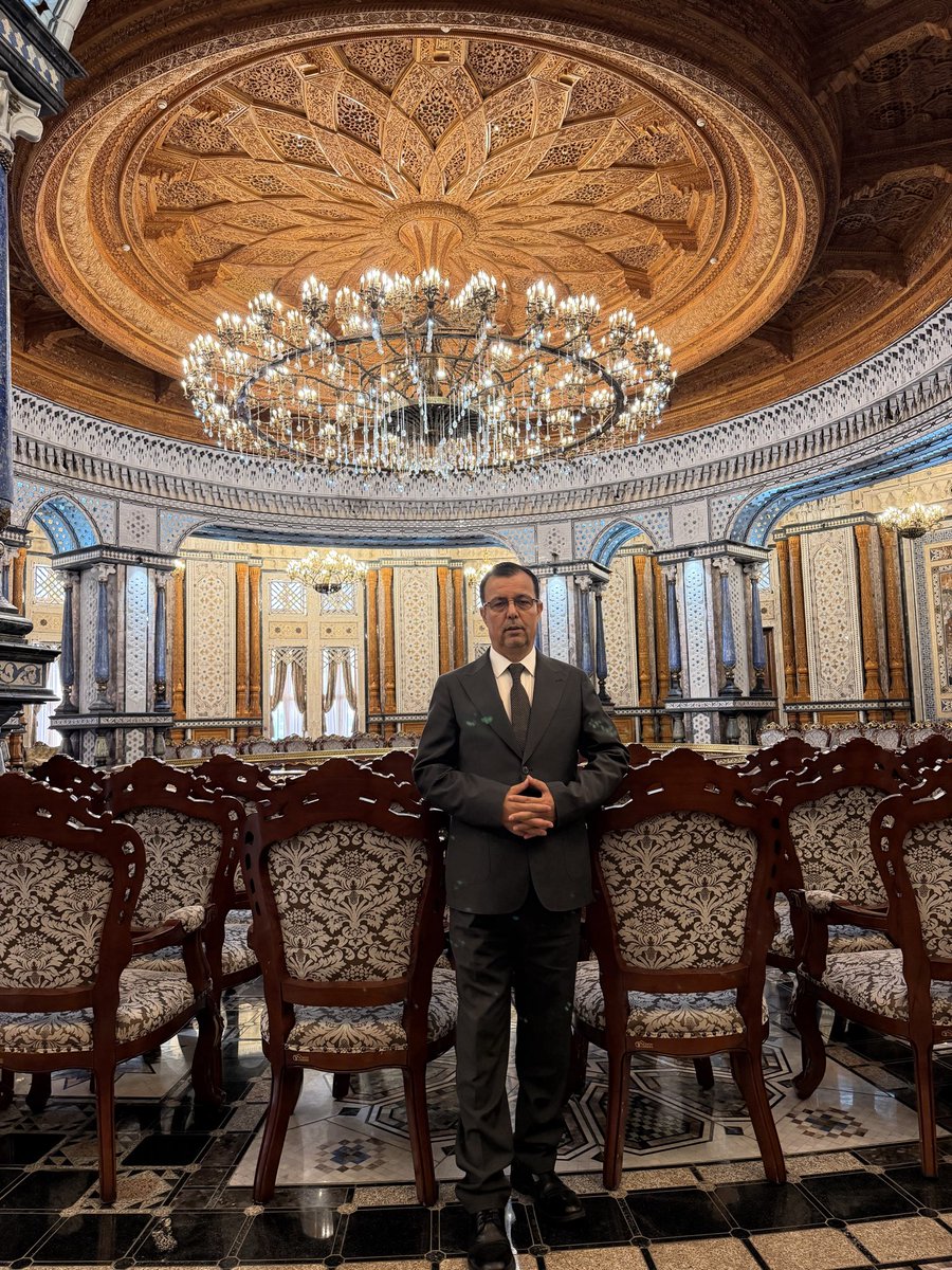 a_barez's tweet photo. گزارش سفر به دوشنبه و شرکت در سی‌وپنجمین سالگرد استقلال جمهوری تاجیکستان 

ورود به دوشنبه و استقبال گرم میزبانان:
ساعت یک بامداد روز ششم سپتامبر، هواپیما در فرودگاه بین‌المللی دوشنبه به زمین نشست.
مهمانداران با لهجه شیرین تاجیکی/ فارسی به ما خوش‌آمد گفتند و مسافران را به بخش ویژه فرودگاه راهنمایی کردند. پس از انجام مراحل اداری و بررسی گذرنامه‌ها، در ویزای ورودی شهروندان بریتانیا مشکلی پیش آمد که با توجه و همکاری مهمانداران حل شد. سپس با موترهایی که برای انتقال مهمانان تدارک دیده شده بود، راهی هتل «حیات» شدیم.

در این پرواز و پروازهای بعدی، جمعی از شخصیت‌های فرهنگی، نویسندگان، شاعران، پژوهشگران و فعالان فرهنگی، سیاسی و رسانه‌ای به دوشنبه آمدند. همه ما به دعوت آکادمی علوم تاجیکستان و انجمن تاجیکان و فارسی زبانان جهان «پیوند» برای شرکت در مراسم سی‌وپنجمین سالگرد استقلال این کشور سفر کرده بودیم.

به گفته مهمانداران، ۲۷۰ تن از فرهیختگان و فارسی‌زبانان و غیرفارسی‌زبانان از سراسر جهان برای شرکت در جشن سی‌وپنج‌سالگی استقلال تاجیکستان دعوت شده بودند.

فرودگاه دوشنبه در مقایسه با فرودگاه‌های بزرگ جهان، بسیار کوچک است، اما فضایی جمع‌وجور و دل‌نشین دارد. برای من، گرمی استقبال و پذیرایی در بخش ویژه، خستگی راه را از تن می‌زدود. در سالن انتظار، فرصت دیدار با مهمانداران و دوستانی که از کشورهای مختلف آمده بودند، فراهم شد که بسیار ارزشمند بود.

نظم و برنامه‌ریزی دقیق میزبانان عالی بود. برای تمام برنامه‌ها، کارت‌های ویژه‌ای از پیش آماده شده بود که مشخصات مهمان، شماره صندلی، محل پذیرایی، ساعت آغاز و محل برگزاری برنامه در آن درج شده بود. همه امور با دقت پیش‌بینی شده بود. برای آن دسته از مهمانانی که با زبان انگلیسی آشنایی نداشتند، تنها مشکل خط سیریلیک بود که آن هم با توجه به ترجمان دیجیتال حل می شد.

برنامه رسمی برای روزهای ۷ الی ۹ سپتامبر ۲۰۲۶ تنظیم شده بود.

صبح روز ۷ سپتامبر ۲۰۲۶: رژه نظامی در میدان استقلال:
رژه نظامی نیروهای امنیتی جمهوری تاجیکستان، با حضور و سخنرانی جلالتمآب امامعلی رحمان، رئیس‌جمهور، اعضای دولت و شخصیت‌های سیاسی و فرهنگی جمهوری تاجیکستان، در میدان استقلال دوشنبه برگزار شد.
بنده در جمع مهمانان کشورهای مختلف جهان در این مراسم اشتراک کردم. دیدن رشد همه‌جانبه و توسعه تاجیکستان برایم خوشایند بود.
سرود ملی تاجیکستان پیش از آغاز رژه نظامی نواخته شد. این لحظه برایم حس خوشایندی داشت؛ هم‌زمان، گلویم را بغض پر کرده بود. تصور می‌کردم که پنج سال پیش، افغانستان نیز نیروی نظامی و نظم دولتی داشت و سرود ملی در روزهای ملی نواخته می‌شد.
با دیدن داشته‌ها و توسعه تاجیکستان، نهایت خوشحال می‌شوم. در عین حال، می‌دانم که با وجود همه اشتراکات فرهنگی، زبانی و تباری که با شهروندان این کشور دارم، برای سفر به این کشور به ویزا نیاز دارم.
در سال‌های خدمتم در سفارت افغانستان در تاجیکستان و تا امروز، شخصاً شاهد تحولات زیادی در همه عرصه‌ها، به‌ویژه در نیروهای منظم نظامی تاجیکستان، بوده‌ام.
به دولت و مردم تاجیکستان تبریک می‌گویم. رشد و توسعه جمهوری تاجیکستان برای همه تاجیکان جهان مایه افتخار است.

بعدازظهر روز ۷ سپتامبر ۲۰۲۶: همایش علمی انجمن تاجیکان و فارسی زبانان جهان «پیوند»:

این همایش با حضور دانشمندان و پژوهشگران تاجیکستان و ۲۷۰ مهمان از ۲۷ کشور جهان برگزار شد.
همایش علمی انجمن تاجیکان و فارسی‌زبانان جهان «پیوند» با عنوان «تاجیکستان مستقل؛ پیونددهندۀ تمدن آریایی» در کاخ وحدت شهر دوشنبه، به ریاست محترم امامعلی رحمان، رئیس‌جمهور جمهوری تاجیکستان و رئیس انجمن تاجیکان و فارسی‌زبانان جهان «پیوند» برگزار شد و من نیز با افتخار در آن شرکت کردم.
اینجانب قرار بود در پنل دوم این همایش، مقاله‌ای با عنوان «دیپلماسی فرهنگی محور جمهوری تاجیکستان؛ بستری مناسب برای رشد فرهنگ و تمدن آریایی» ارائه کنم.
به دلیل کمبود وقت، تعدادی از مقاله‌ها فرصت ارائه نیافتند و مقاله بنده نیز در میان آن‌ها بود. این مقاله را به‌زودی نشر می‌کنم تا دوستان نیز آن را بخوانند.
این گردهمایی فرصتی ارزشمند برای دیدار و تبادل نظر میان دانشمندان و فرهنگیان کشورهای مختلف و تأکید بر اهمیت پیوندهای علمی، زبانی و فرهنگی فارسی‌زبانان بود.

صبح روز ۸ سپتامبر ۲۰۲۶: افتتاح تئاتر ملی و سخنرانی رئیس‌جمهور:

افتتاح تئاتر ملی با سخنرانی محترم امامعلی رحمان، رئیس‌جمهور تاجیکستان، برگزار شد. ایشان سخنرانی اصلی خویش را به مناسبت سی‌وپنجمین سالگرد استقلال جمهوری تاجیکستان، با حضور دیپلمات‌ها، مهمانان، اعضای حکومت و مردم تاجیکستان ایراد کردند.
ده نکته مهم سخنان رئیس‌جمهور محترم امامعلی رحمان: ۱/۴