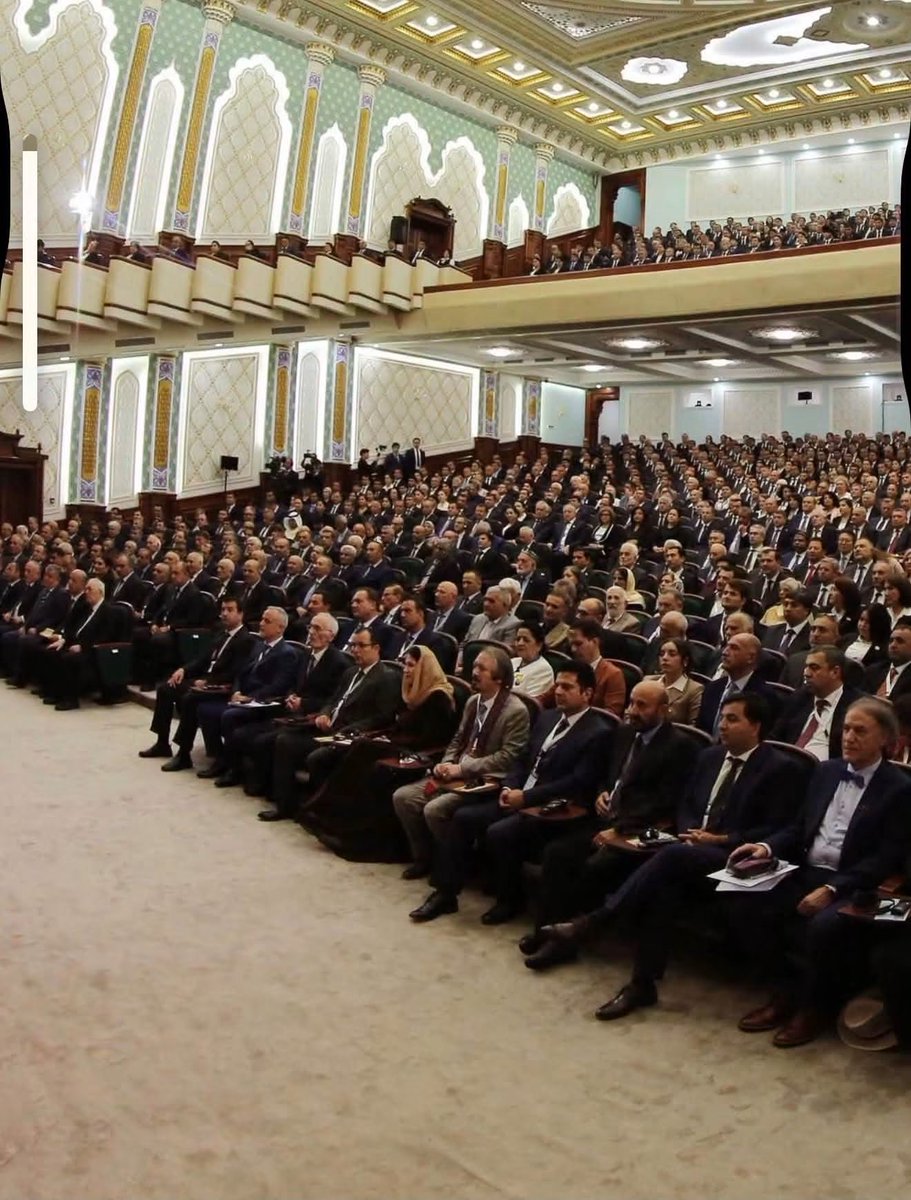 a_barez's tweet photo. گزارش سفر به دوشنبه و شرکت در سی‌وپنجمین سالگرد استقلال جمهوری تاجیکستان 

ورود به دوشنبه و استقبال گرم میزبانان:
ساعت یک بامداد روز ششم سپتامبر، هواپیما در فرودگاه بین‌المللی دوشنبه به زمین نشست.
مهمانداران با لهجه شیرین تاجیکی/ فارسی به ما خوش‌آمد گفتند و مسافران را به بخش ویژه فرودگاه راهنمایی کردند. پس از انجام مراحل اداری و بررسی گذرنامه‌ها، در ویزای ورودی شهروندان بریتانیا مشکلی پیش آمد که با توجه و همکاری مهمانداران حل شد. سپس با موترهایی که برای انتقال مهمانان تدارک دیده شده بود، راهی هتل «حیات» شدیم.

در این پرواز و پروازهای بعدی، جمعی از شخصیت‌های فرهنگی، نویسندگان، شاعران، پژوهشگران و فعالان فرهنگی، سیاسی و رسانه‌ای به دوشنبه آمدند. همه ما به دعوت آکادمی علوم تاجیکستان و انجمن تاجیکان و فارسی زبانان جهان «پیوند» برای شرکت در مراسم سی‌وپنجمین سالگرد استقلال این کشور سفر کرده بودیم.

به گفته مهمانداران، ۲۷۰ تن از فرهیختگان و فارسی‌زبانان و غیرفارسی‌زبانان از سراسر جهان برای شرکت در جشن سی‌وپنج‌سالگی استقلال تاجیکستان دعوت شده بودند.

فرودگاه دوشنبه در مقایسه با فرودگاه‌های بزرگ جهان، بسیار کوچک است، اما فضایی جمع‌وجور و دل‌نشین دارد. برای من، گرمی استقبال و پذیرایی در بخش ویژه، خستگی راه را از تن می‌زدود. در سالن انتظار، فرصت دیدار با مهمانداران و دوستانی که از کشورهای مختلف آمده بودند، فراهم شد که بسیار ارزشمند بود.

نظم و برنامه‌ریزی دقیق میزبانان عالی بود. برای تمام برنامه‌ها، کارت‌های ویژه‌ای از پیش آماده شده بود که مشخصات مهمان، شماره صندلی، محل پذیرایی، ساعت آغاز و محل برگزاری برنامه در آن درج شده بود. همه امور با دقت پیش‌بینی شده بود. برای آن دسته از مهمانانی که با زبان انگلیسی آشنایی نداشتند، تنها مشکل خط سیریلیک بود که آن هم با توجه به ترجمان دیجیتال حل می شد.

برنامه رسمی برای روزهای ۷ الی ۹ سپتامبر ۲۰۲۶ تنظیم شده بود.

صبح روز ۷ سپتامبر ۲۰۲۶: رژه نظامی در میدان استقلال:
رژه نظامی نیروهای امنیتی جمهوری تاجیکستان، با حضور و سخنرانی جلالتمآب امامعلی رحمان، رئیس‌جمهور، اعضای دولت و شخصیت‌های سیاسی و فرهنگی جمهوری تاجیکستان، در میدان استقلال دوشنبه برگزار شد.
بنده در جمع مهمانان کشورهای مختلف جهان در این مراسم اشتراک کردم. دیدن رشد همه‌جانبه و توسعه تاجیکستان برایم خوشایند بود.
سرود ملی تاجیکستان پیش از آغاز رژه نظامی نواخته شد. این لحظه برایم حس خوشایندی داشت؛ هم‌زمان، گلویم را بغض پر کرده بود. تصور می‌کردم که پنج سال پیش، افغانستان نیز نیروی نظامی و نظم دولتی داشت و سرود ملی در روزهای ملی نواخته می‌شد.
با دیدن داشته‌ها و توسعه تاجیکستان، نهایت خوشحال می‌شوم. در عین حال، می‌دانم که با وجود همه اشتراکات فرهنگی، زبانی و تباری که با شهروندان این کشور دارم، برای سفر به این کشور به ویزا نیاز دارم.
در سال‌های خدمتم در سفارت افغانستان در تاجیکستان و تا امروز، شخصاً شاهد تحولات زیادی در همه عرصه‌ها، به‌ویژه در نیروهای منظم نظامی تاجیکستان، بوده‌ام.
به دولت و مردم تاجیکستان تبریک می‌گویم. رشد و توسعه جمهوری تاجیکستان برای همه تاجیکان جهان مایه افتخار است.

بعدازظهر روز ۷ سپتامبر ۲۰۲۶: همایش علمی انجمن تاجیکان و فارسی زبانان جهان «پیوند»:

این همایش با حضور دانشمندان و پژوهشگران تاجیکستان و ۲۷۰ مهمان از ۲۷ کشور جهان برگزار شد.
همایش علمی انجمن تاجیکان و فارسی‌زبانان جهان «پیوند» با عنوان «تاجیکستان مستقل؛ پیونددهندۀ تمدن آریایی» در کاخ وحدت شهر دوشنبه، به ریاست محترم امامعلی رحمان، رئیس‌جمهور جمهوری تاجیکستان و رئیس انجمن تاجیکان و فارسی‌زبانان جهان «پیوند» برگزار شد و من نیز با افتخار در آن شرکت کردم.
اینجانب قرار بود در پنل دوم این همایش، مقاله‌ای با عنوان «دیپلماسی فرهنگی محور جمهوری تاجیکستان؛ بستری مناسب برای رشد فرهنگ و تمدن آریایی» ارائه کنم.
به دلیل کمبود وقت، تعدادی از مقاله‌ها فرصت ارائه نیافتند و مقاله بنده نیز در میان آن‌ها بود. این مقاله را به‌زودی نشر می‌کنم تا دوستان نیز آن را بخوانند.
این گردهمایی فرصتی ارزشمند برای دیدار و تبادل نظر میان دانشمندان و فرهنگیان کشورهای مختلف و تأکید بر اهمیت پیوندهای علمی، زبانی و فرهنگی فارسی‌زبانان بود.

صبح روز ۸ سپتامبر ۲۰۲۶: افتتاح تئاتر ملی و سخنرانی رئیس‌جمهور:

افتتاح تئاتر ملی با سخنرانی محترم امامعلی رحمان، رئیس‌جمهور تاجیکستان، برگزار شد. ایشان سخنرانی اصلی خویش را به مناسبت سی‌وپنجمین سالگرد استقلال جمهوری تاجیکستان، با حضور دیپلمات‌ها، مهمانان، اعضای حکومت و مردم تاجیکستان ایراد کردند.
ده نکته مهم سخنان رئیس‌جمهور محترم امامعلی رحمان: ۱/۴