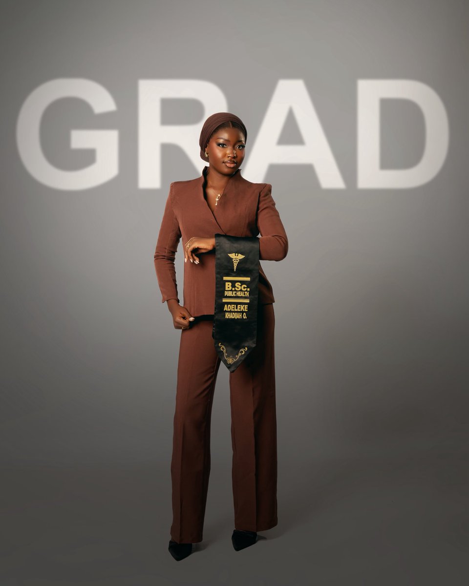 Waterlee_Visual's tweet photo. 5 years after secondary school she’s officially a GRADUATE,She wrote jamb twice,Public Health wasn’t the course she dreamed of,she questioned it at first but today Alhamdullilah.

#Graduation2026 #fyp #ProudGrad #uniosun https://t.co/oPh2g6FQkb