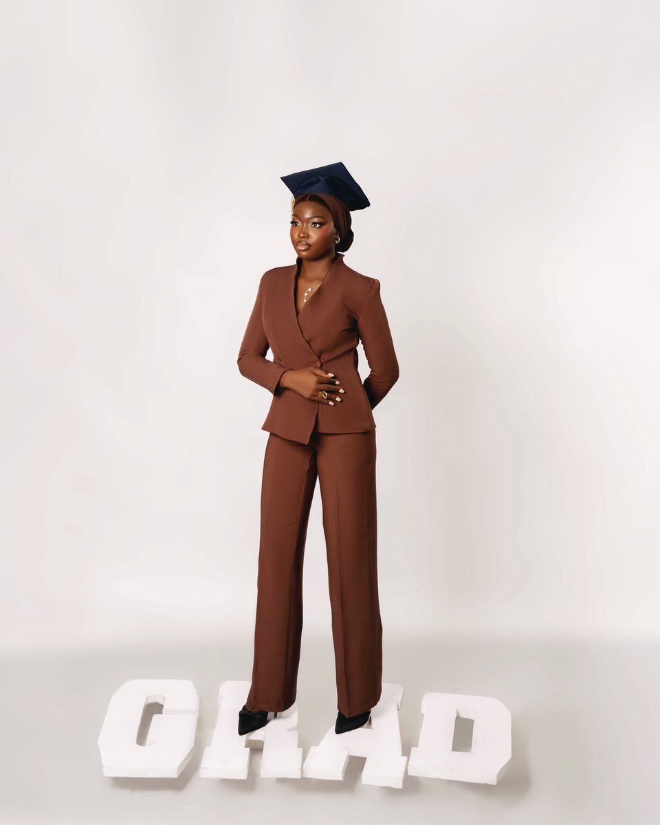 Waterlee_Visual's tweet photo. 5 years after secondary school she’s officially a GRADUATE,She wrote jamb twice,Public Health wasn’t the course she dreamed of,she questioned it at first but today Alhamdullilah.

#Graduation2026 #fyp #ProudGrad #uniosun https://t.co/oPh2g6FQkb