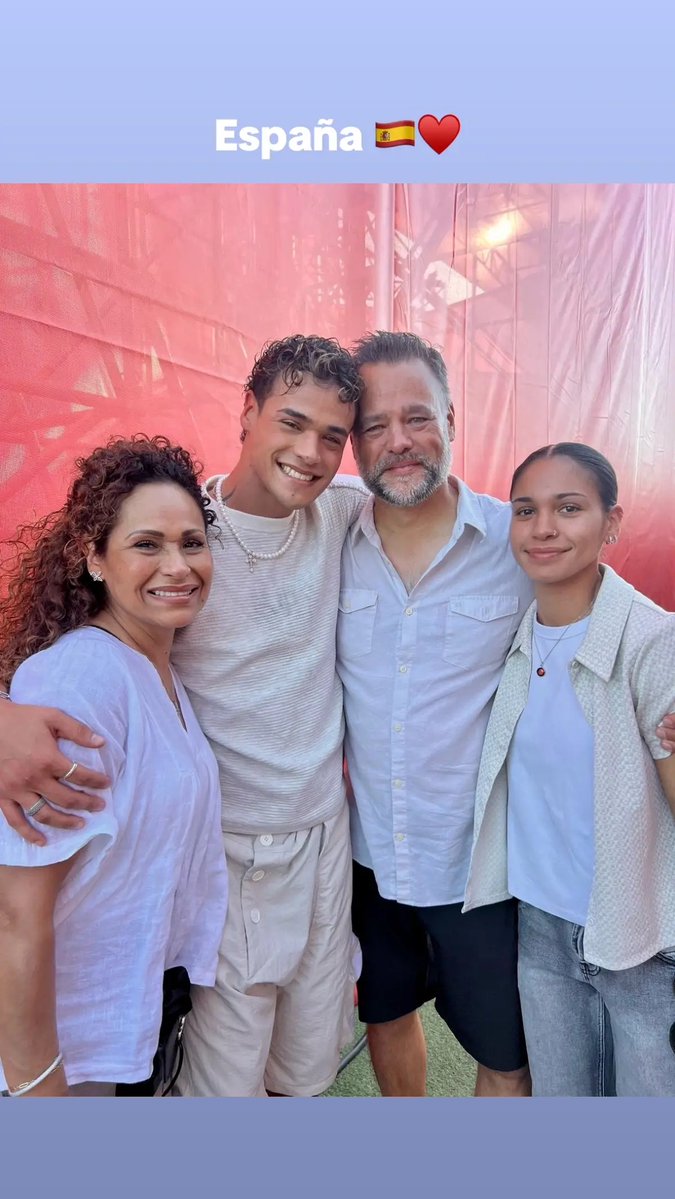 StbvBase's tweet photo. DREW's mom posts a beautiful picture of their family in Spain 🇪🇸❤️

#SANTOSBRAVOS #DREW https://t.co/QyVHTCkBG1