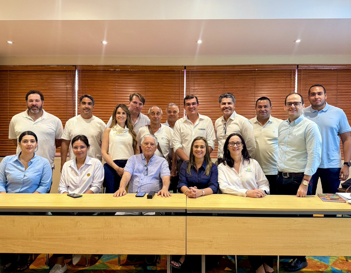 asbama_'s tweet photo. El presidente de ASBAMA, @Zunigacotes, junto con algunos afiliados, sostuvo una reunión de trabajo con directivos del @BancoAgrario, con el propósito de revisar alternativas que contribuyan al fortalecimiento financiero y productivo del sector bananero. https://t.co/df5Yr5gbVv