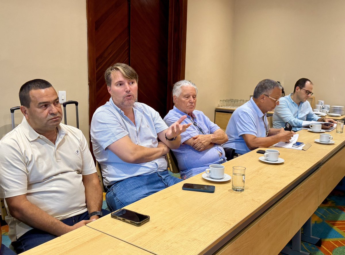 asbama_'s tweet photo. El presidente de ASBAMA, @Zunigacotes, junto con algunos afiliados, sostuvo una reunión de trabajo con directivos del @BancoAgrario, con el propósito de revisar alternativas que contribuyan al fortalecimiento financiero y productivo del sector bananero. https://t.co/df5Yr5gbVv
