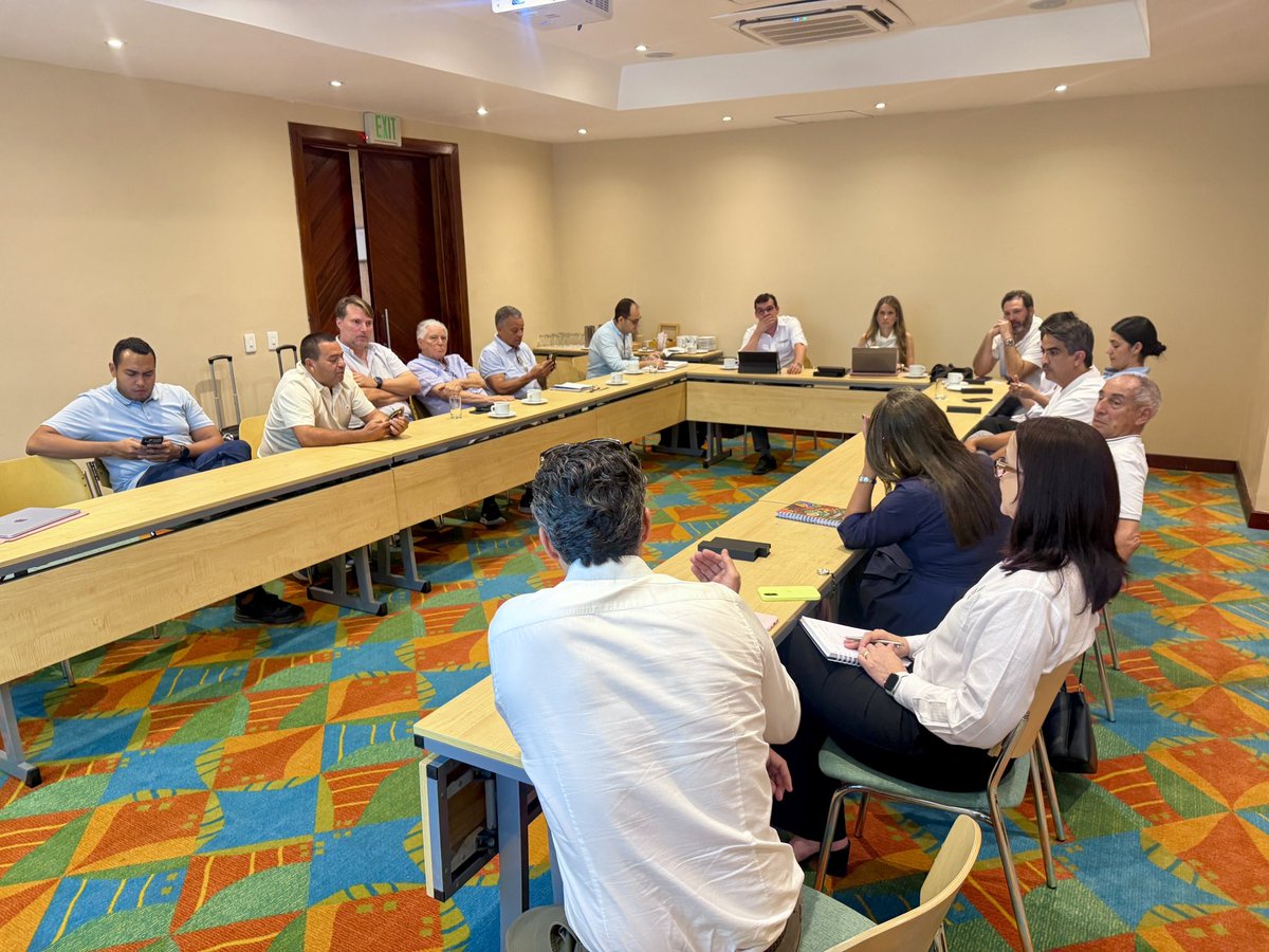 asbama_'s tweet photo. El presidente de ASBAMA, @Zunigacotes, junto con algunos afiliados, sostuvo una reunión de trabajo con directivos del @BancoAgrario, con el propósito de revisar alternativas que contribuyan al fortalecimiento financiero y productivo del sector bananero. https://t.co/df5Yr5gbVv