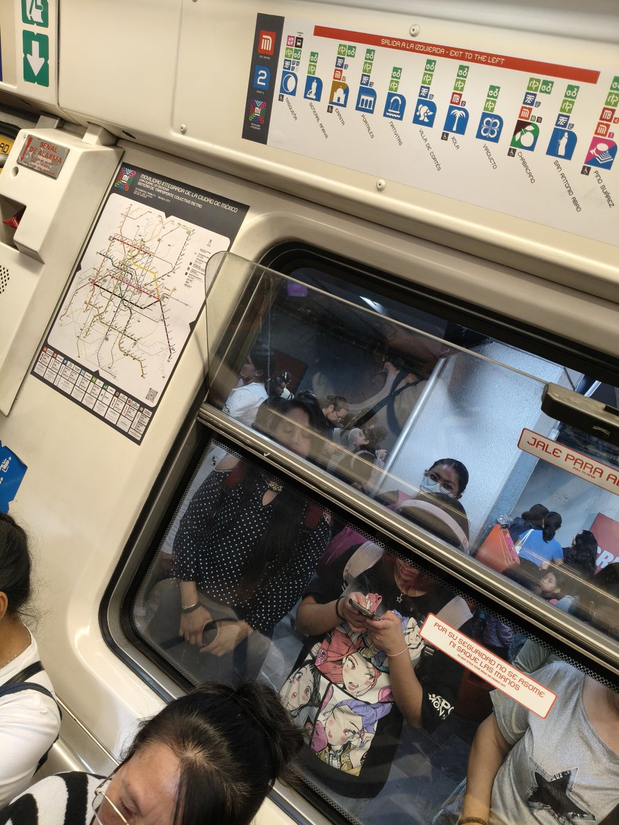14_Aldo's tweet photo. @MetroCDMX Llevamos parados más de 15 min. Hdp https://t.co/KjLyvnN5lQ