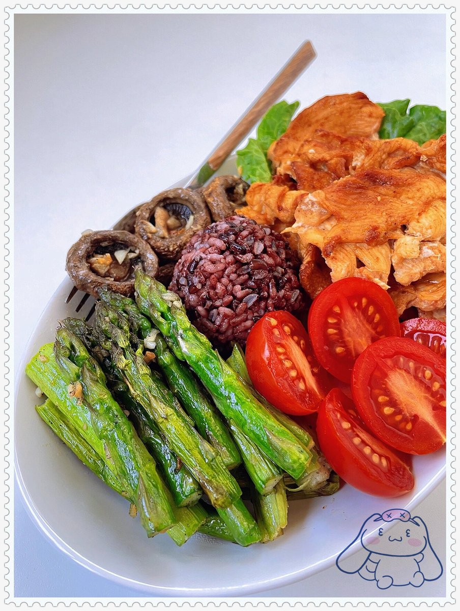 LeoneCaudi8i's tweet photo. Delicious u0026 easy 300-calorie lunch: grilled chicken breast, mixed greens, cherry tomatoes, and a dash of balsamic vinegar. Perfect for your weight loss journey!， https://t.co/BYmoMkyhoF