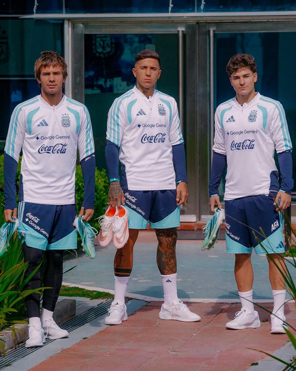 RiverLPM's tweet photo. River los cría y la selección los junta 🐔🇦🇷 https://t.co/UXiuj6eVAb