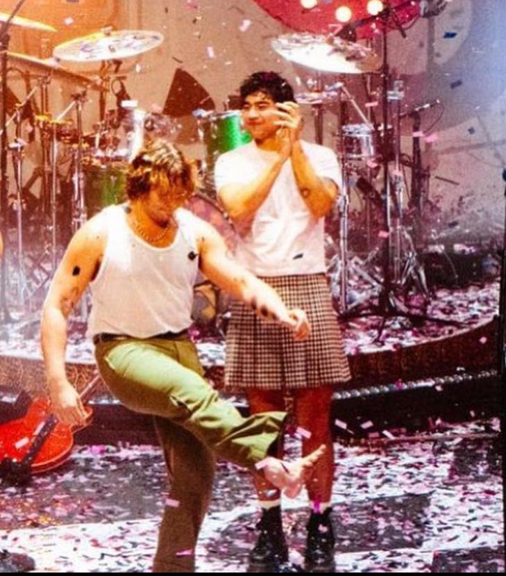 YDGTPMP3's tweet photo. are they lovers or something worse https://t.co/hdIjNiThQ1
