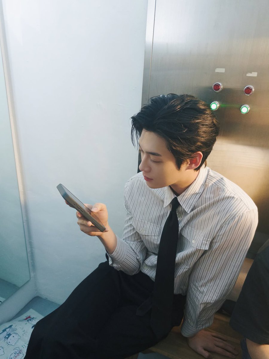 il_est_sik's tweet photo. A handsome face, tall silhouette and naturally sophisticated aura — Yoonsik really has so much potential in fashion. One step at a time, but always moving beautifully forward.

#김윤식 #KIMYOONSIK
#KIMYOONSIKPARISFASHIONWEEK https://t.co/AljKLyXyWm