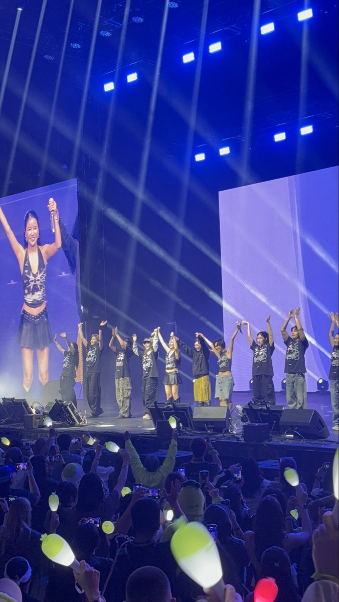 raqswfs's tweet photo. Honestly, top 3 nights of my life, not even being dramatic ๐ฅน๐ #MAMAMOOinSydney https://t.co/wGasSFBc1c