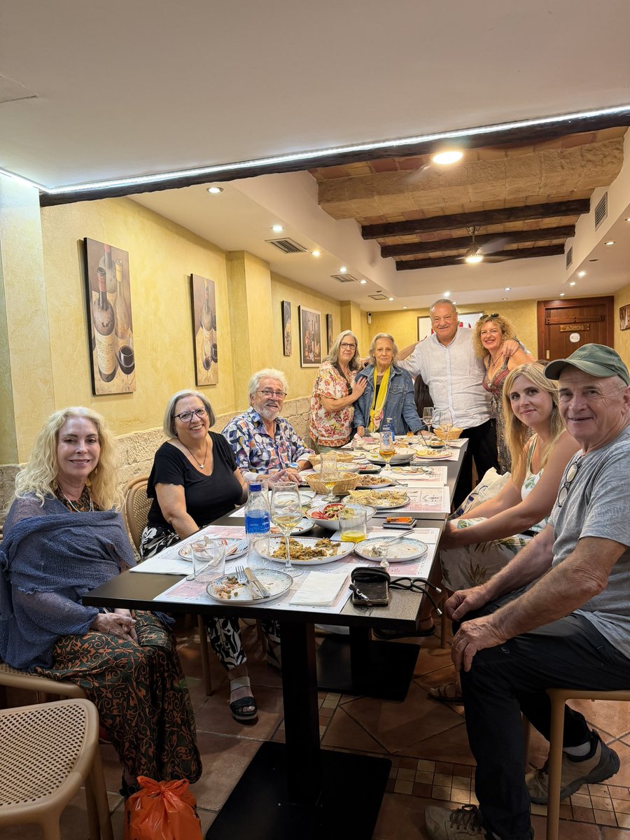 Ajuareza's tweet photo. Celebración de mi cumpleaños con algunos/as amigos en el Zaidin (Granada),emoción  y muy emotivo por ser en el lugar donde yo nací. https://t.co/vRtAWmi0cu