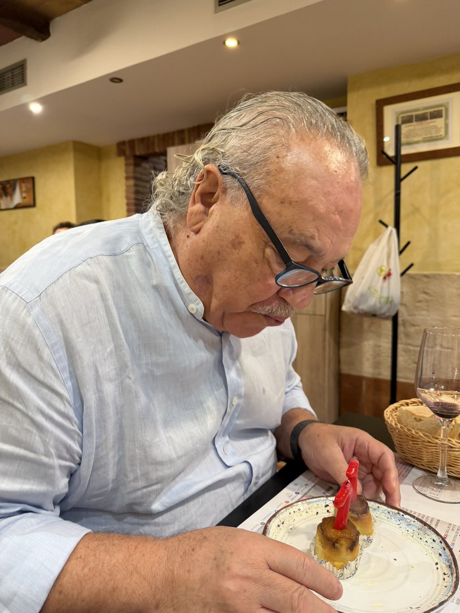 Ajuareza's tweet photo. Celebración de mi cumpleaños con algunos/as amigos en el Zaidin (Granada),emoción  y muy emotivo por ser en el lugar donde yo nací. https://t.co/vRtAWmi0cu