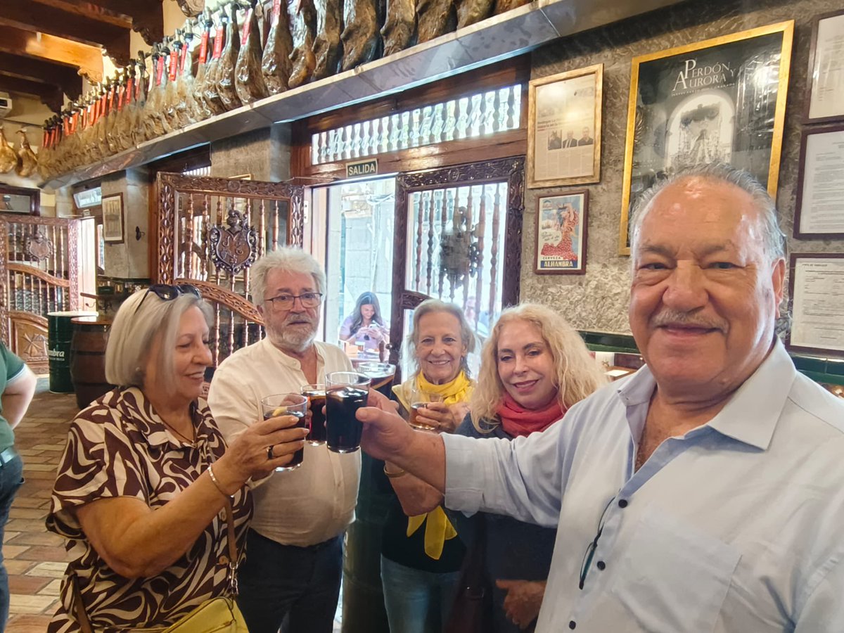 Ajuareza's tweet photo. Celebración de mi cumpleaños con algunos/as amigos en el Zaidin (Granada),emoción  y muy emotivo por ser en el lugar donde yo nací. https://t.co/vRtAWmi0cu