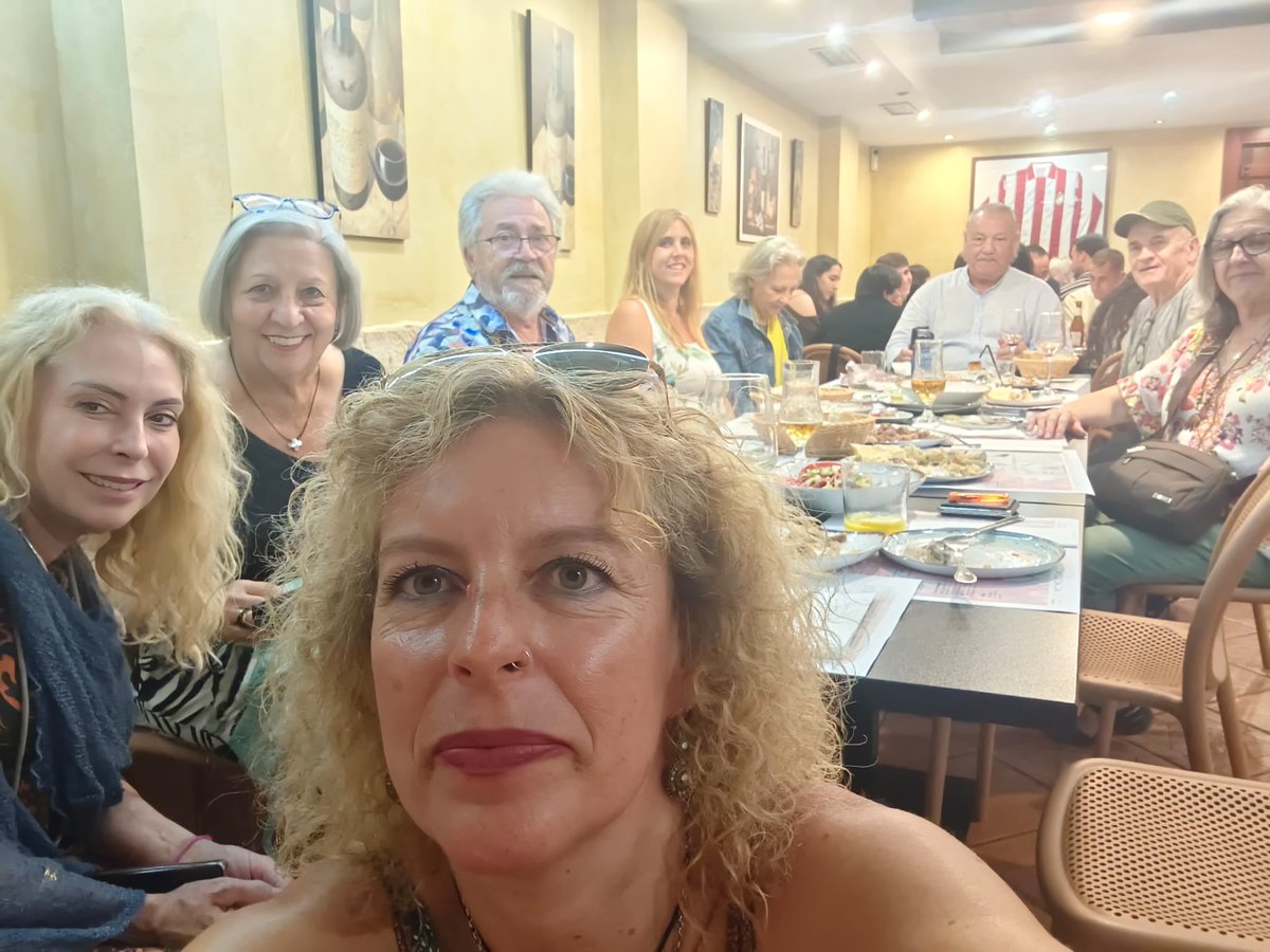 Ajuareza's tweet photo. Celebración de mi cumpleaños con algunos/as amigos en el Zaidin (Granada),emoción  y muy emotivo por ser en el lugar donde yo nací. https://t.co/vRtAWmi0cu