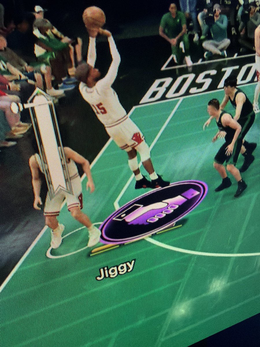 JayCarti_'s tweet photo. Yo @Ronnie2K can you explain y my window moved if the players didn’t even move? https://t.co/LBZaQsaVhl