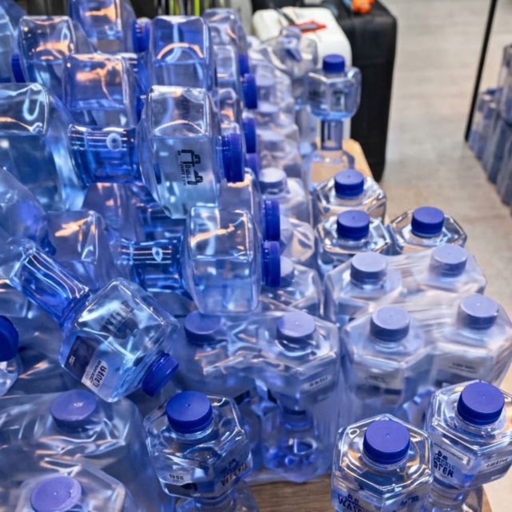 EnsedeCiencia's tweet photo. En Uzbekistán crearon una botella de agua con forma de mancuerna. El diseño permite sostenerla por el centro y, mientras está llena, puede utilizarse para realizar ejercicios ligeros, movilidad o calentamiento. Fuente: Eximpedia https://t.co/6zpbOnFQFH