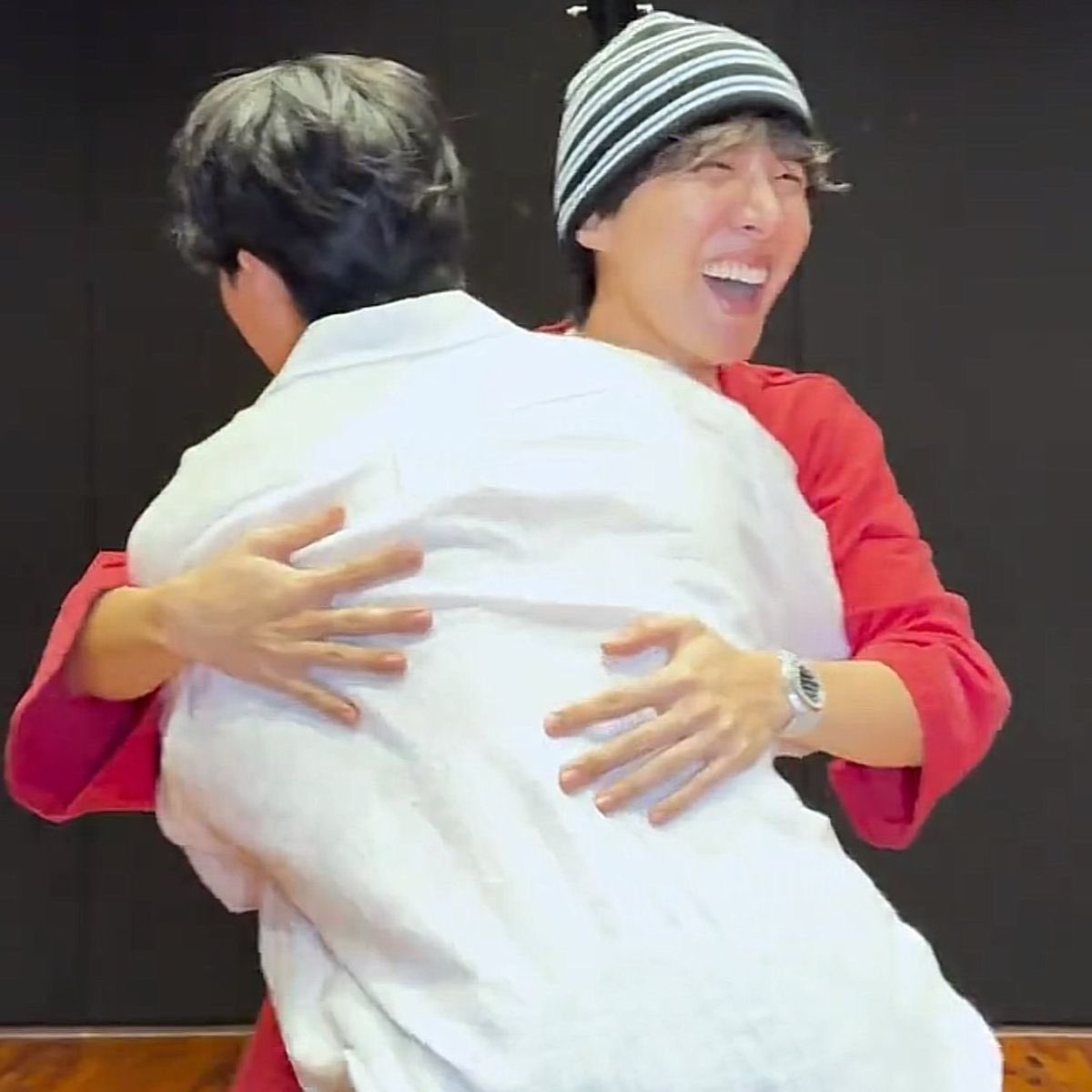 pieceofrkive's tweet photo. AND OF COURSE ITS MY BANGTEEZ WHO HAVE EACH OTHERS BACKS !!! I KNOW THATS RIGHT https://t.co/pY8wRjHV9z