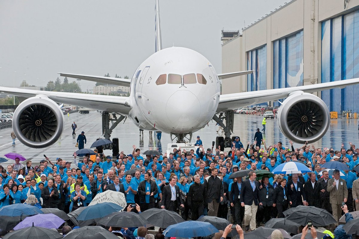 skybudget's tweet photo. ボーイング787、ANAへの初号機納入から本日9月26日で15周年 累計1,300機超で空の旅を変革、新派生型の検討も示唆 https://t.co/mn0hWPlBKu https://t.co/47dSoU0hJr