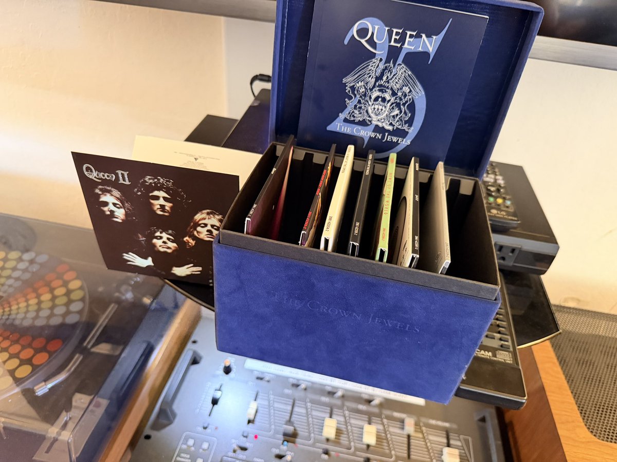 MrSaratoga's tweet photo. Next in line from The Crown Jewels:
Queen II
1974
EMI-Elektra
Produced by Roy Thomas Baker , Queen, Robin Geoffrey Cable #nowplaying #queen #compactdisc https://t.co/Hp9iIYFp3O