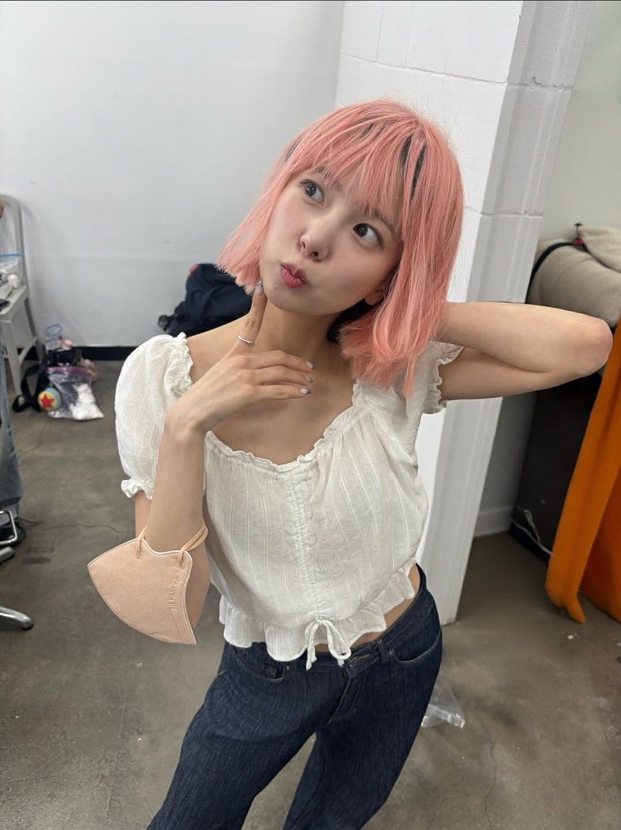 CLCNEO's tweet photo. eunbin's party city wig makes a return with yujin https://t.co/uTBN5lql2X