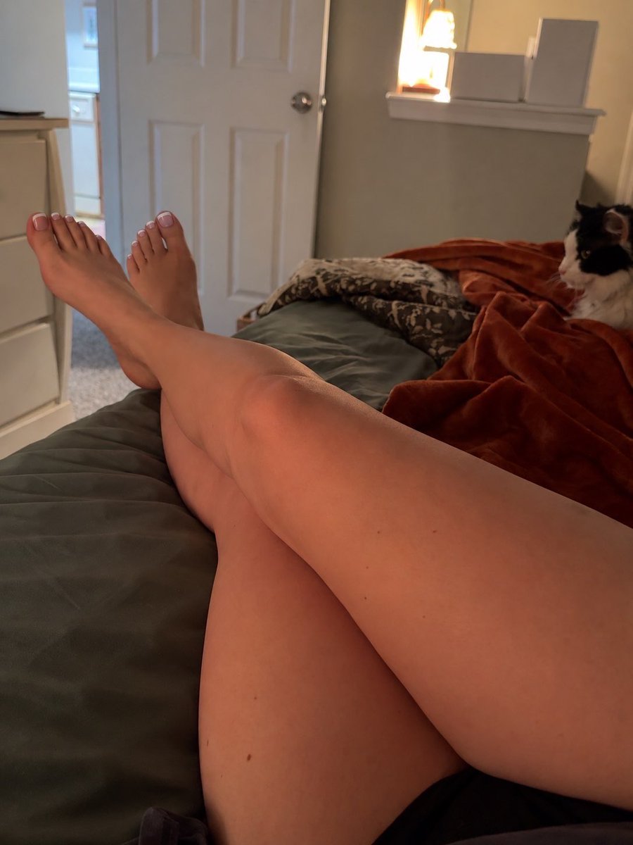 DivineeTessa's tweet photo. Would you sit at the edge of my bed while i studied? https://t.co/W0LxMSt8H5