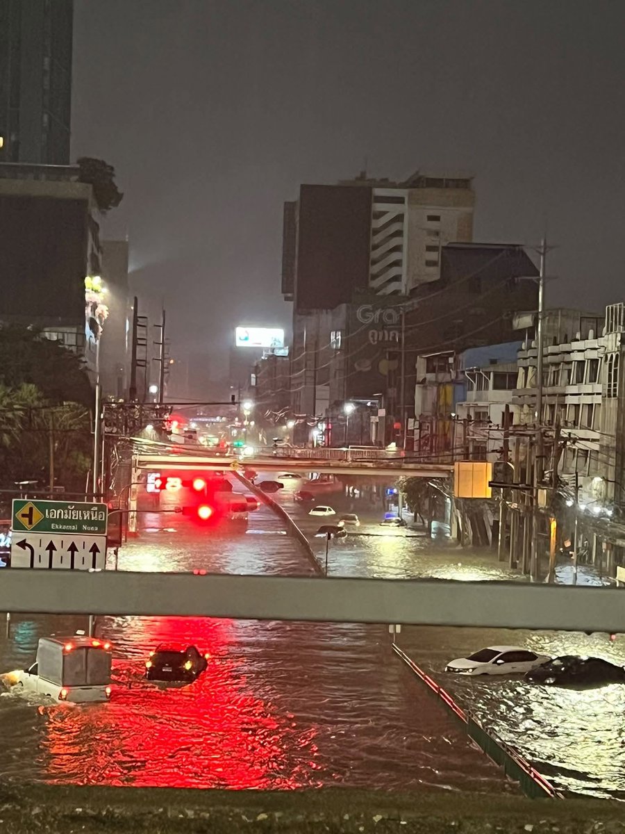 js100radio's tweet photo. 05.20 บริเวณแยกเอกมัยเหนือ มีน้ำท่วมสูงและรถจอดเสียหลายคัน

cr.Grab Car Thailand https://t.co/wYcMTc0XMW