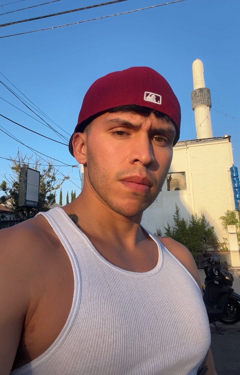 IvanKingOfScots's tweet photo. Before the gym                  After the gym https://t.co/sqLEiIPl8C