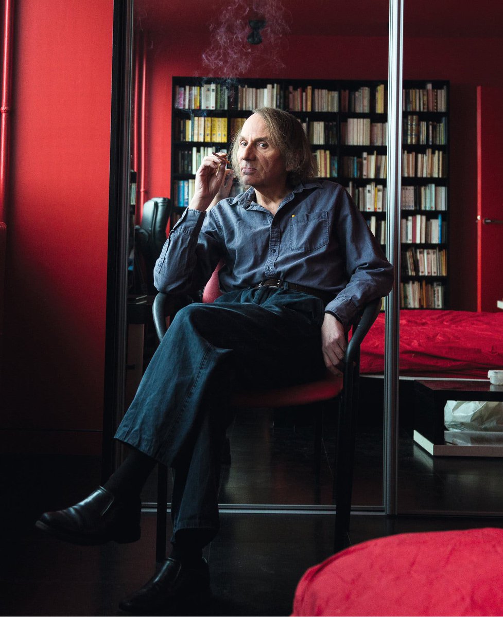 Bibliomaniatico's tweet photo. «Quienes aman la vida no leen. Ni siquiera van al cine, la verdad. Digan lo que digan, el acceso al universo artístico es, casi exclusivamente, privilegio de quienes están un poco hartos del mundo».

Michel Houellebecq. https://t.co/jQJgt6we59