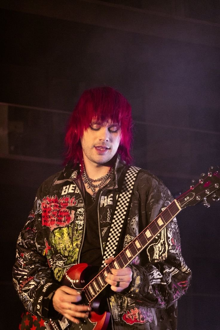michaelxchris's tweet photo. I'd like to kiss your 90s face https://t.co/C3PaEyX5Bm