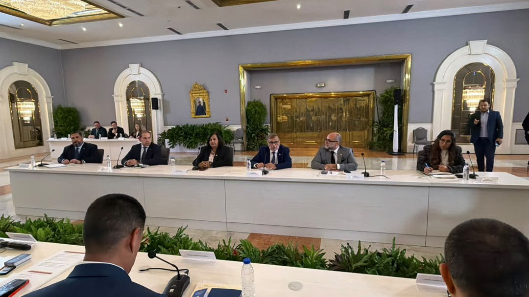 AsambleaVE's tweet photo. #AHORA 

Estamos en plenaria de la mesa de diálogo entre la Asamblea 2015 y el gobierno interino. https://t.co/Mt2aHmeeNP