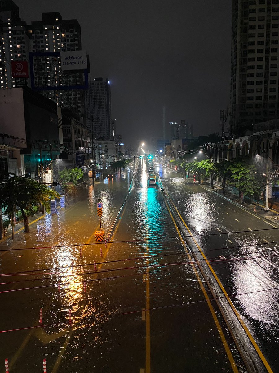Ohmome5555's tweet photo. รายงานสถานการณ์น้ำท่วม 26/09/69  ถนนรามคำแหง ซอย 85/1 เวลา 4:50 มีน้ำท่วมสูง รถเล็กเคลื่อนตัวลำบาก บนทางยกระดับข้ามแยกลำสาลีมีรถจอดเสียหลายคน #น้ำท่วม  #น้ำท่วมกรุงเทพ https://t.co/h9V9kpunlH
