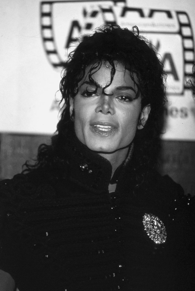 captaineomjjx's tweet photo. Michael Jackson in the 90s https://t.co/YXbQW5VOyR