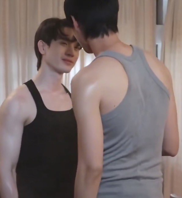 taeminestrone's tweet photo. Their perfect height difference is literally all I’ve ever asked for in my bl consuming life. https://t.co/zICb2OjX8W
