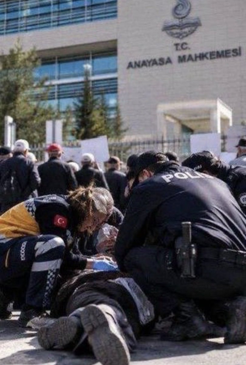 Yhsgihtholsun's tweet photo. 2026'nın başından beri Türkiye'de gerçekleşen Emniyet mensubu intiharları:

Ocak:
▪️Denizli/Pamukkale'de Bekçi İsmail Tuncer
▪️Eskişehir'de Emekli Komiser Yardımcısı M.Ç.
▪️Mersin'de Polis Memuru M.S.U.
▪️Gaziantep'te Polis Memuru Sefa A.
▪️Ankara'da Başkomiser Mustafa Erol

Şubat:
▪️İzmir/Balçova'da Bekçi D.U.E.
▪️Bursa'da Polis Memuru V.B.
▪️Muş'ta Polis Memuru Ahmet S.B.
▪️Hakkari'de Başkomiser M.C.
▪️Bolu'da Polis Memuru Nurullah E.
▪️Giresun/Piraziz'de Polis Memuru Emrah Sevim

Mart:
▪️Mardin/Kızıltepe'de Polis Memuru A.O.S.
▪️Kahramanmaraş/Onikişubat'ta Bekçi Mustafa Z.
▪️Bursa'da Polis Memuru Murat Y.
▪️Ankara'da Emniyet Amiri B.E.
▪️Sakarya'da Emekli Başkomiser Y.S.
▪️İstanbul/Beylikdüzü'nde Polis Memuru Ersin T.
▪️Bingöl'de Sivil Memur E.D.
▪️İstanbul'da Polis Memuru Muhammet G.
▪️Tunceli/Hozat'ta Polis Memuru Harun D.
▪️Adana'da Polis Memuru Erkan B.
▪️Ankara/Elmadağ'da Bekçi Mehmet K.
▪️İzmir'de Emekli Emniyet Müdürü Hüseyin Biçer

Nisan:
▪️Kocaeli'de Polis Memuru B.A.Y.
▪️Ankara'da Polis Memuru M.A.K.
▪️Kayseri'de Polis Memuru A.Ç.

Mayıs:
▪️Elazığ'da Polis Memuru Musa B.
▪️Yalova'da Polis Memuru Furkan K.
▪️İstanbul/Sarıyer'de Polis Memuru Ogün B.
▪️İstanbul'da Polis Memuru Mehmet E.
▪️Hatay/Defne'de Bekçi Şerif Y.
▪️İstanbul'da Polis Memuru Burak A.

Haziran:
▪️İzmir'de Polis Memuru F.S.
▪️Manisa/Turgutlu'da Polis Memuru Deniz Berkay G.
▪️İzmir/Bayraklı'da Polis Memuru Ertuğrul E.
▪️Kastamonu/Küre'de Polis Memuru Soydan K.
▪️Ordu/Ünye'de Bekçi Aykut Ö.
▪️Erzincan'da Polis Memuru Erdem C.
▪️Kahramanmaraş'ta Polis Memuru Tayfun Ş.
▪️Ankara'da Emekli Polis Memuru Şaban Y.
▪️Kayseri'de Polis Memuru Murat K.
▪️Van'da Polis Memuru Abuzer Ş.
▪️Giresun'da Polis Memuru Osman S.
▪️Ankara/Sincan'da Polis Memuru Hasan M.

Temmuz:
▪️İzmir'de Emekli Polis Memuru Memduh D.
▪️Bursa'da Polis Memuru Kayhan K.
▪️İstanbul'da Polis Memuru Halil B.
▪️Tekirdağ'da Polis Memuru Ferit Ü.
▪️Adana'da Polis Memuru Emre K.
▪️Kırıkkale/Yahşihan'da Bekçi Muhammet T.

Ağustos:
▪️Van'da Polis Memuru U.I.
▪️Ankara/Keçiören'de Polis Memuru Yazgül B.
▪️Hatay/Dörtyol'da Polis Memuru Ekrem A.
▪️Çorum'da Bekçi Tayfun T.
▪️Antalya'da Polis Memuru A.B.S.
▪️Antalya'da Polis Memuru Özgür A.
▪️Çorum/Alaca'da Polis Memuru Yakup N.

Eylül:
▪️İstanbul'da Emekli Polis Memuru Ekrem A.
▪️Tunceli'de Polis Memuru Gülbettin Pektaş
▪️Balıkesir'de Emekli Polis Memuru Murat Budak
▪️Konya/Ereğli'de Polis Memuru İrfan T.
▪️Şırnak/Cizre'de Komiser Serhat Seçme
▪️Kocaeli/Karamürsel'de Polis Memuru Niyazi Y.
▪️Ankara'da Emekli Polis Memuru Ali Şekeroğlu
▪️Tekirdağ'da Emekli Polis Memuru Recep Şantürk
▪️Ankara'da Polis Memuru İbrahim İ. K.