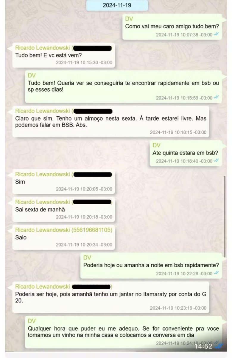 Zack_lope's tweet photo. 🚨 BOMBA: Mensagens da PF revelam encontro reservado entre Daniel Vorcaro e Ricardo Lewandowski quando ele ainda era MINISTRO DA JUSTIÇA de Lula.

Em novembro de 2024, Vorcaro procurou Lewandowski para marcar uma conversa em Brasília. O banqueiro ofereceu sua própria casa para o encontro e sugeriu que os dois tomassem um vinho enquanto colocavam “a conversa em dia”.

Lewandowski aceitou o convite e informou que estaria livre depois das 19h. Vorcaro enviou o endereço de sua residência e o então ministro respondeu que chegaria por volta das 19h30.

As conversas fazem parte do material extraído pela Polícia Federal do celular de Vorcaro no âmbito das investigações envolvendo o Banco Master.