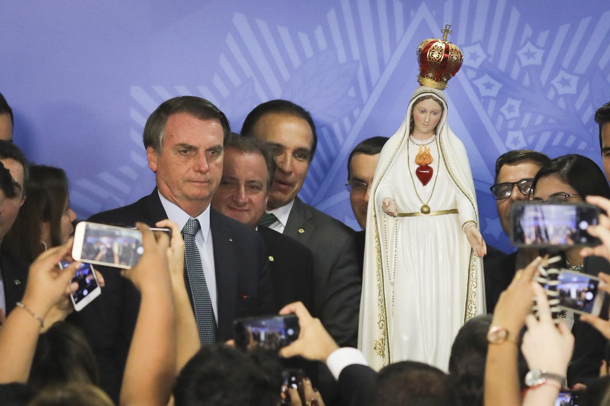 igorguitarist's tweet photo. "Feliz a nação cujo Deus é o Senhor."
(Salmos 33,12)

O Brasil sempre foi, é e será de N.S. Jesus Cristo. A Virgem Maria é Mãe de Jesus, da Igreja e do Brasil, Amém.

#SagradoCoraçãodeJesus
#NossaSenhoraAparecida
#CatólicosdeDireita
#CatólicoscomBolsonaro
#Antisocialismo #antiPT https://t.co/nBlMmL4cMS