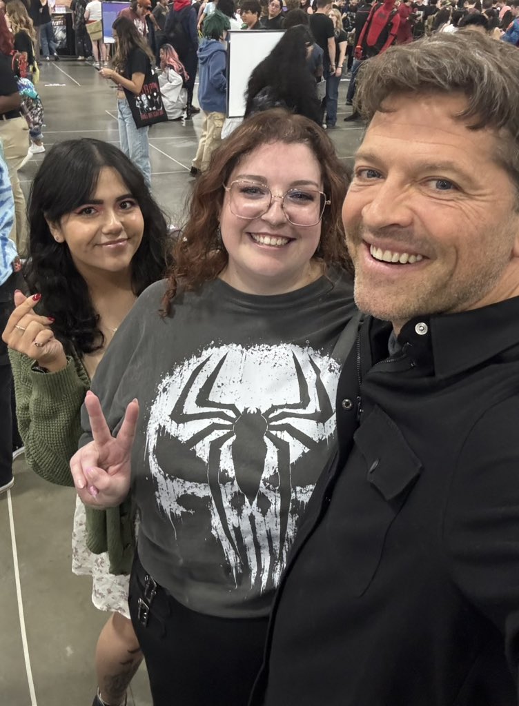S13E06's tweet photo. Misha trying to get my roommate in the shot anyways when she didn’t wanna be in it lmao #fanxslc https://t.co/POV3u64TVx