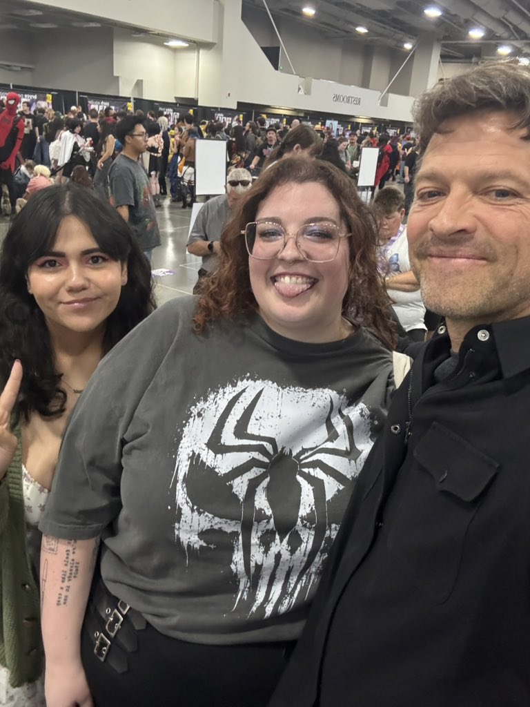 S13E06's tweet photo. Misha trying to get my roommate in the shot anyways when she didn’t wanna be in it lmao #fanxslc https://t.co/POV3u64TVx