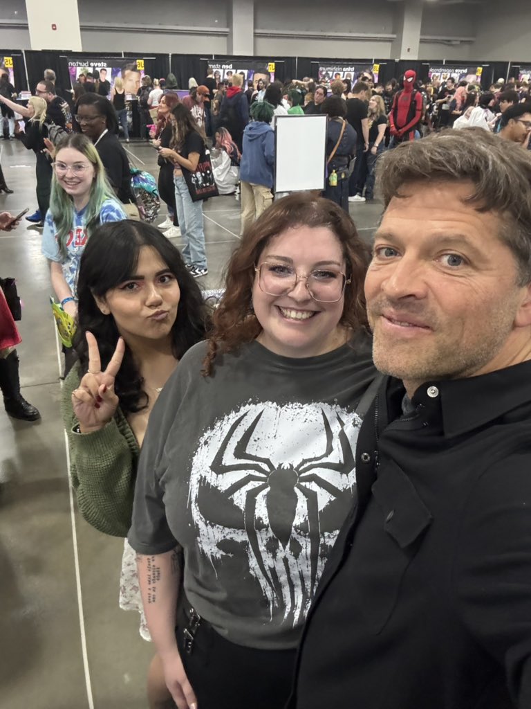 S13E06's tweet photo. Misha trying to get my roommate in the shot anyways when she didn’t wanna be in it lmao #fanxslc https://t.co/POV3u64TVx