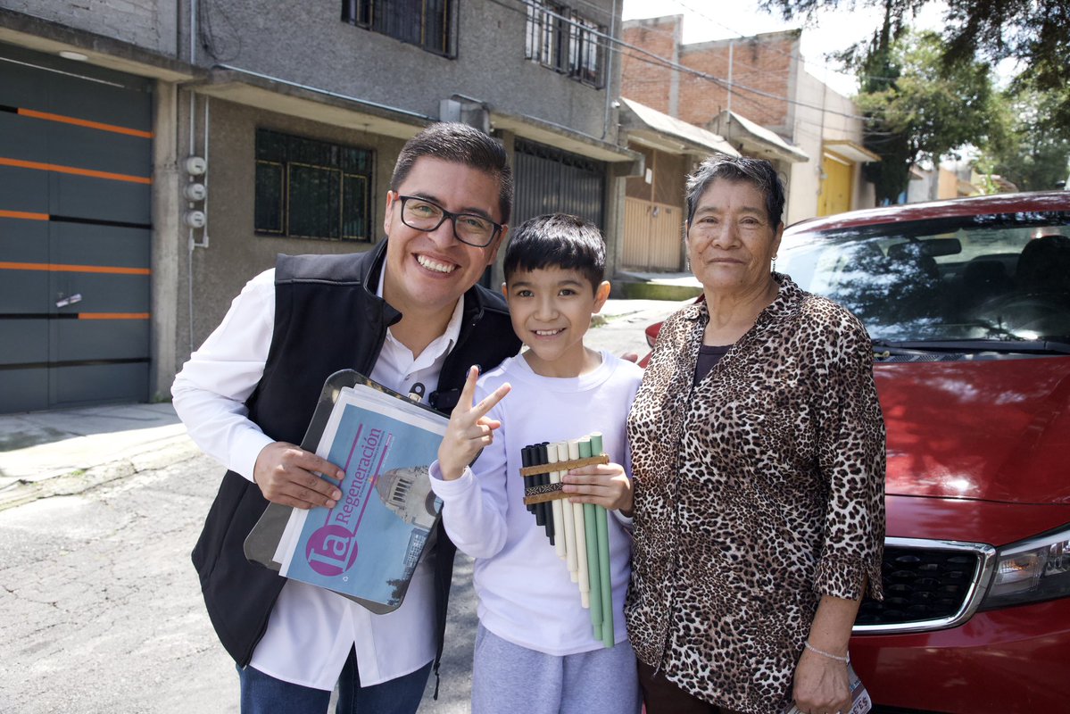 Alberto_Vanegas's tweet photo. Hay cosas que solamente se entienden cuando uno sale a caminar y escucha directamente a la gente. Hoy nuestro Recorrido CASA por CASA estuvo en Mirador Tercera Sección, donde platicamos con las familias y conocimos de cerca sus necesidades, sus preocupaciones y también sus ideas para mejorar su comunidad. Nos vamos con mucho por hacer, pero también con la certeza de que estos encuentros son los que nos permiten seguir AVAnzando por Tlalpan. ✨🇲🇽

#RecorridoVecinal #CasaPorCasa #Morena #AlbertoVanegas #AvanzamosPorTlalpan